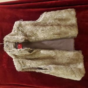 Elle fur vest